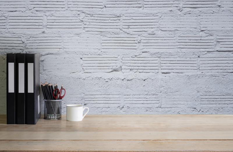 videz-le-bureau-de-travail-avec-la-tasse-crayon-et-dossier-documentent-un-bois-115751634